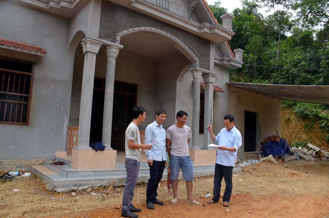 Cán bộ xã  Đồn Đạc khảo sát tiêu chí hộ nghèo tại thôn Khe Vang tháng 10 năm 2019.