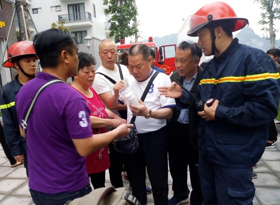 Nhóm khách Trung Quôc được lực lượng Cảnh sát PCCC&CNCH được giải cứu khỏi