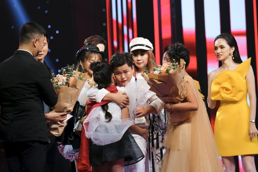 Chấn Quốc bật khóc nức nở khi bị trao nhầm giải tại đêm chung kết “The Voice Kids 2019”. Ảnh: NHÂN VÕ