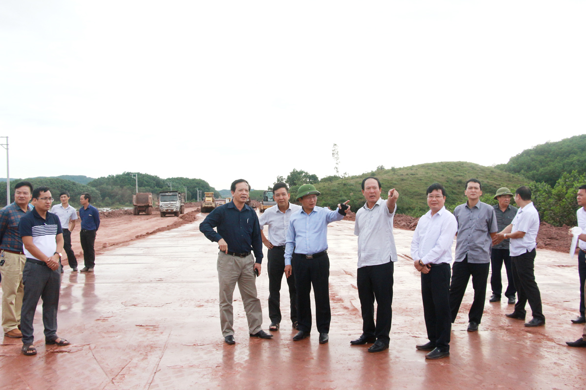 Đồng chí Cao Tường Huy, Phó Chủ tịch UBND tỉnh, yêu cầu các nhà thầu đẩy nhanh tiến độ thi công dự án tuyến đường từ Cảng hàng không quốc tế 