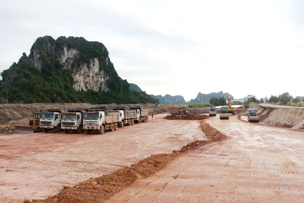 Dự án tuyến đường trung tâm Khu đô thị Cái Rồng đang được các nhà thầu triển khai thi công.