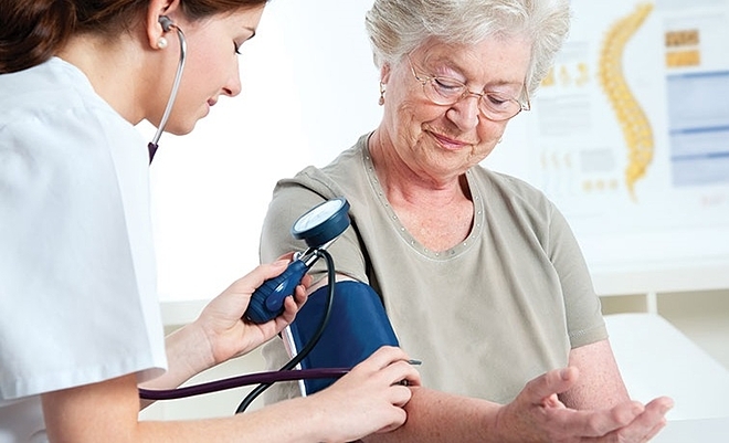 Uống thuốc chống tăng huyết áp vào ban đêm giúp giảm 66% nguy cơ tử vong do các bệnh về tim mạch và máu. Ảnh: Shutterstock.