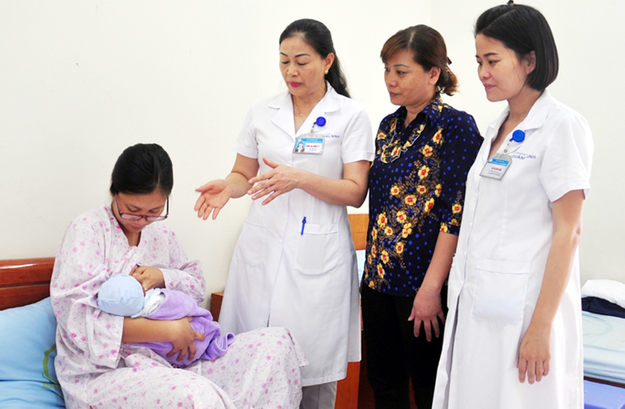 Bệnh viện Sản Nhi luôn chú trọng tuyên truyền, hướng dẫn các bà mẹ cho con bú hoàn toàn bằng sữa mẹ.