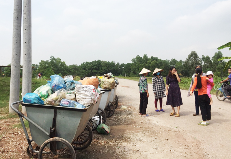 Các hộ dân sống gần điểm tập kết rác tại khu Hưng Hòa, phường Cộng Hòa, TX Quảng Yên bức xúc vì tình trạng ô nhiễm môi trường tại đây.
