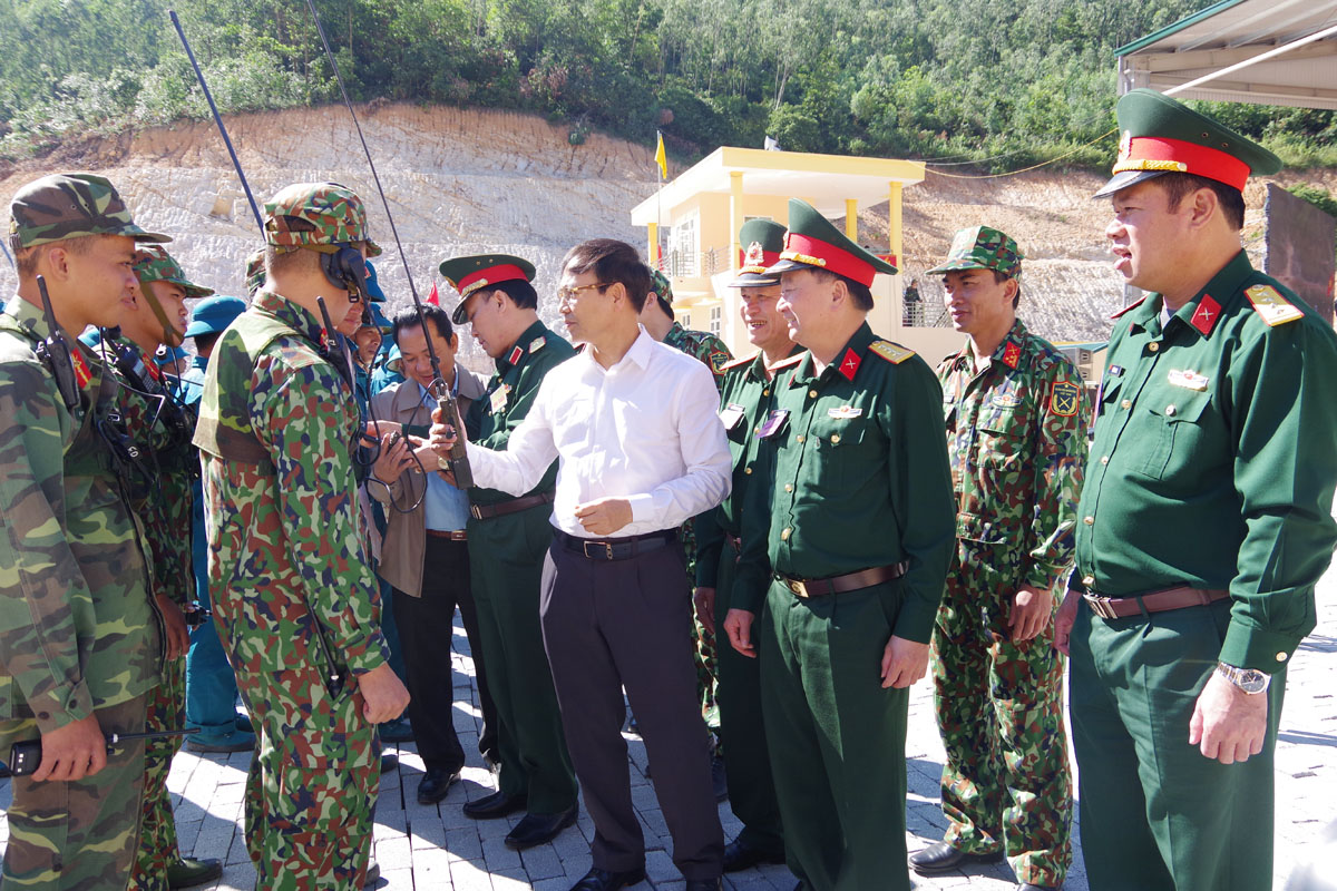 Thủ trưởng Bộ tư lệnh Quân khu 3, Lãnh đạo tỉnh, Bộ CHQS tỉnh, thị xã Đông Triều thăm tặng quà, động viên các lực lượng tham gia thực binh bắn đạn thật.