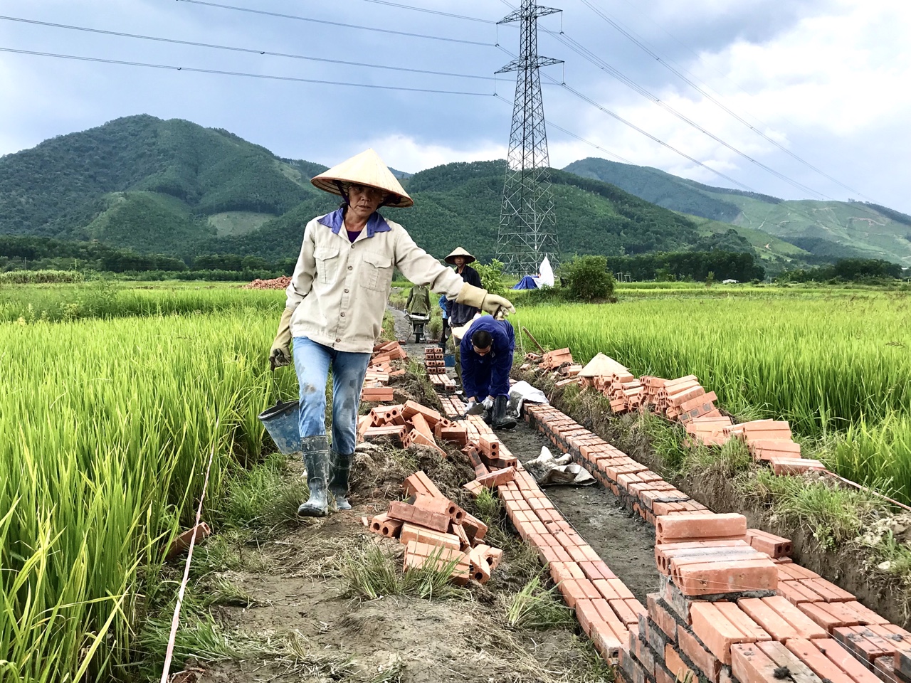 Người dân xã Quảng La tích cực chung tay góp công xây hệ thống mương nội đồng trong chương trình xây dựng nông thôn mới