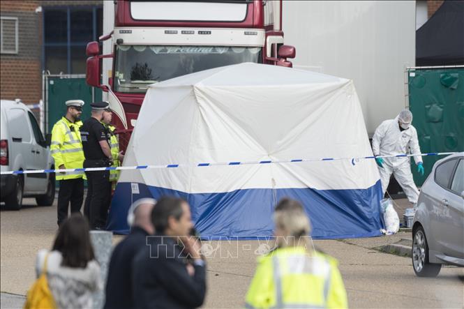 Cảnh sát Anh điều tra tại hiện trường phát hiện xe container chở 39 thi thể ở khu công nghiệp Waterglade của thị trấn Grays, hạt Essex, Anh ngày 23/10/2019. Ảnh: THX/TTXVN