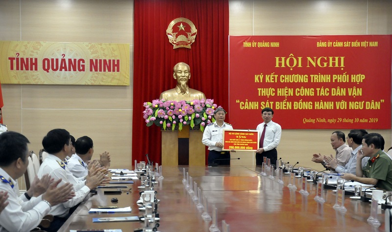 Bộ Tư lệnh Cảnh sát biển Việt Nam cũng tặng 200 suất quà (mỗi suất trị giá 1 triệu đồng) cho ngư dân có hoàn cảnh khó khăn trên địa bàn tỉnh Quảng Ninh. 
