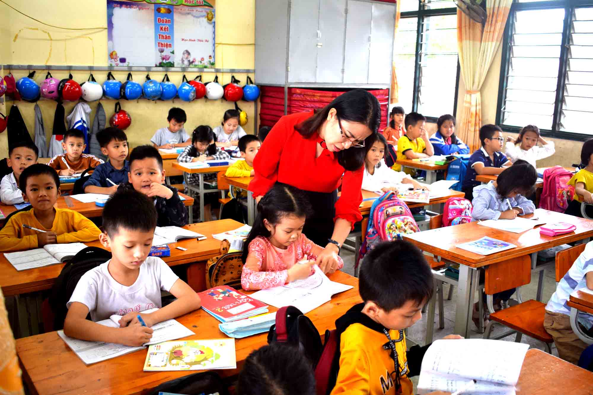 Cô giáo Trương Thị Thúy, luôn sâu sát với học sinh để từ đó có nhiều sáng kiến áp dụng nâng cao việc dạy và học ở huyện Đầm Hà