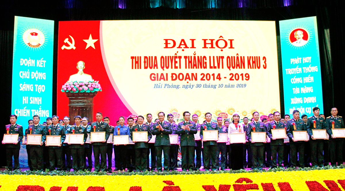 Thủ trưởng Bộ Tư lệnh Quân khu 3 khen thưởng cho các tập thể, cá nhân có thành tích xuất sắc. Đại tá Lê Đình Thương, Chỉ huy trưởng Bộ CHQS tỉnh Quảng Ninh (thứ 7, trái sang), nhận bằng khen.