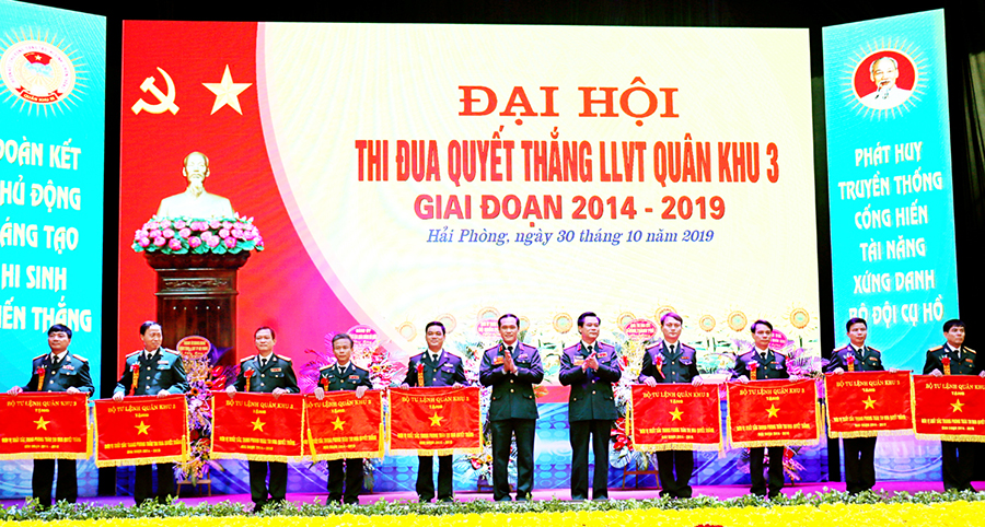 Thủ trưởng Bộ Tư lệnh Quân khu 3 trao cờ cho các đơn vị.  LLVT tỉnh Quảng Ninh nhận cờ đơn vị xuất sắc trong Phong trào Thi đua Quyết thắng giai đoạn 2014 – 2019.