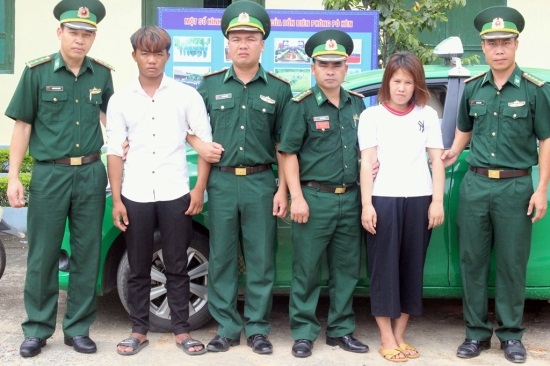 Cán bộ chiến sĩ Đội PCMT&TP-  Đồn BP Pò hèn (TP Móng Cái) bắt giữ hai đối tượng buôn bán trẻ sơ sinh sang Trung Quốc tháng 7/2019. (Ảnh:Vi Thu)
