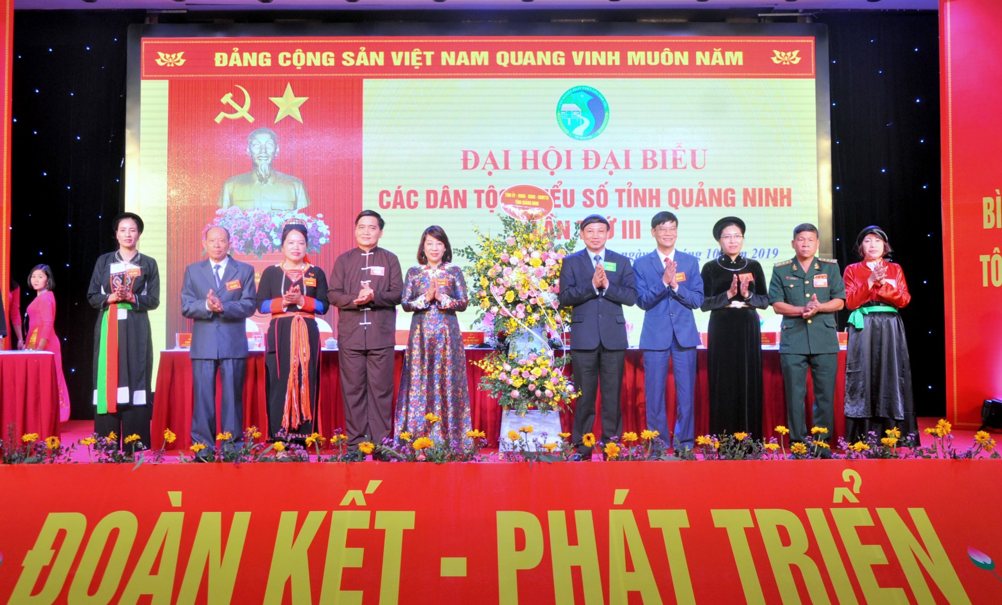 Đồng chí Nguyễn Xuân Ký, Bí thư Tỉnh ủy, Chủ tịch HĐND tỉnh thay mặt Tỉnh ủy, HĐND, UBND tỉnh tặng hoa chúc mừng Đại hội.