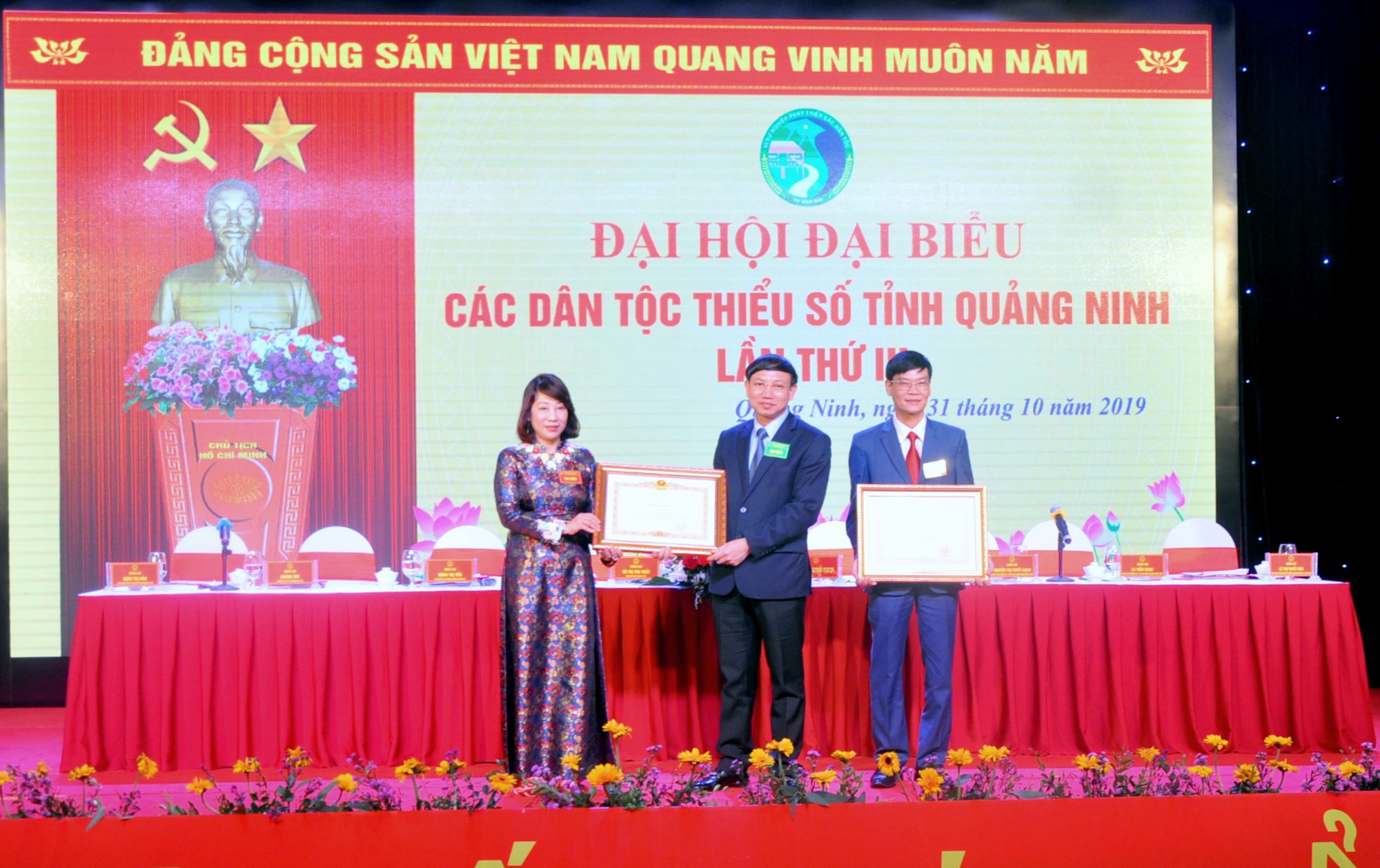Thừa ủy quyền của Thủ tướng Chính phủ, đồng chí trao Bằng khen của Thủ tướng Chính phủ cho Ban Dân tộc tỉnh Quảng Ninh và đồng chí 