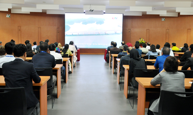Các đại biểu xem Video Clip giới thiệu về tình hình phát triển hạ tầng giao thông của tỉnh Quảng Ninh