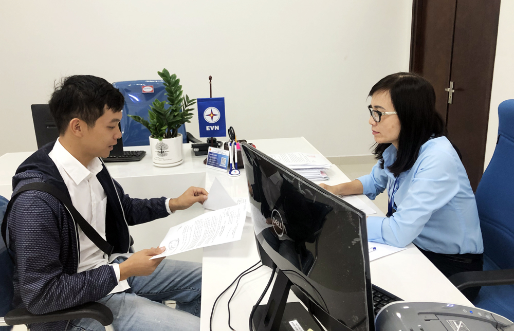 Người dân đến làm thủ tục hành chính tại quầy của Công ty Điện lực Quảng Ninh (Trung tâm Phục vụ hành chính công tỉnh. Ảnh: Đỗ Giang
