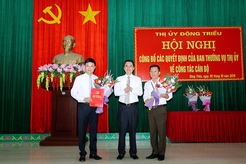 Đồng chí Phạm Văn Thành, Bí thư Thị ủy, Chủ tịch UBND TX Đông Triều, trao quyết định cho các đồng chí được điều động và chỉ định.