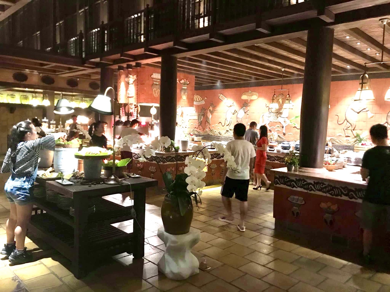 Du khách thưởng thức ẩm thực tại Khu nghỉ dưỡng Legacy Yên Tử.