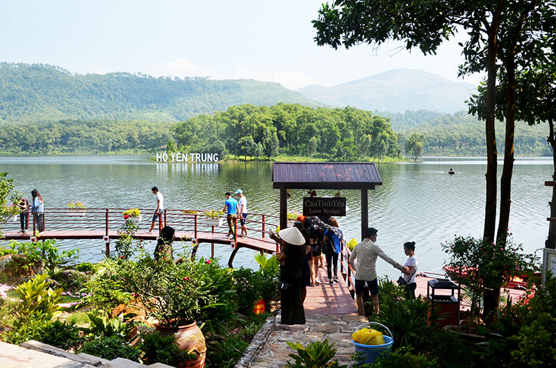 Đông đảo du khách đến khám phá Hồ Yên Trung vào dịp cuối tuần, nghỉ hè hoặc ngày lễ Tết. 