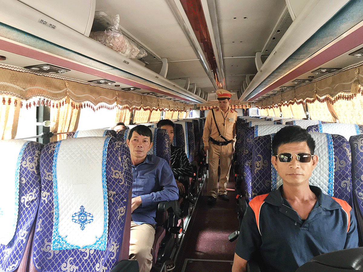 Cán bộ đội CSGT Công an huyện Vân Đồn kiểm tra số lượng hành khách trên phương tiện 