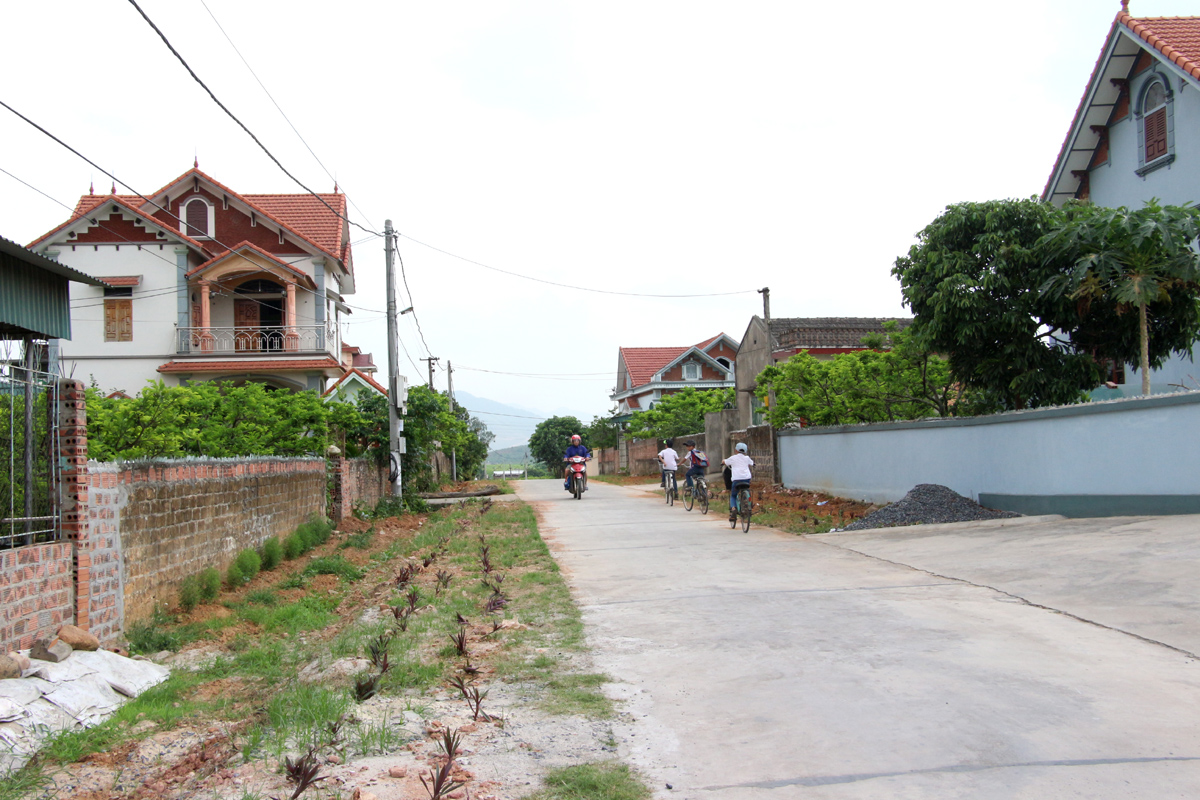 Đường làng, ngõ xóm được nhân dân dọn dẹp phong quang, sạch đẹp sẵn sàng cho ngày bầu cử. (Trong ảnh: Tuyến đường liên xã Việt Dân, TX Đông Triều)