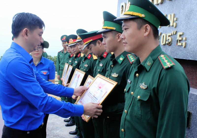 Khen thưởng cho các cán bộ chiến sĩ có thành tích xuất sắc trong tham thi công một số hạng mục công trình cột cờ Tổ quốc đảo Trần