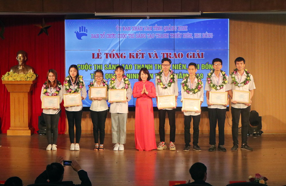 Đồng chí Vũ Thị Thu Thủy, Phó Chủ tịch UBND tỉnh, Trưởng Ban Tổ chức Cuộc thi trao giải cho các tác giả, nhóm tác giả đạt giải Nhì.