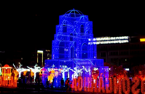 Lâu đài xứ Ba Tư được kết từ hàng nghìn bóng LED đổi màu.