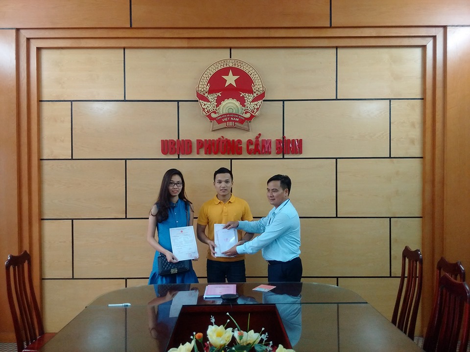 Đồng chí Nguyễn Hải Ninh, Bí thư Đảng ủy, Chủ tịch UBND phường Cẩm Bình trao thư chúc mừng cho công dân kết hôn.