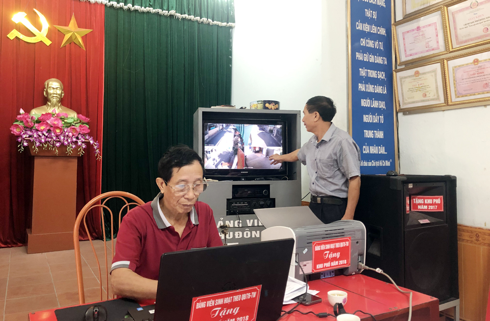 Ông Phạm Tuấn Đức, Bí thư, trưởng khu Đông Sơn, phường Cẩm Sơn theo dõi tình hình an ninh khu phố qua hệ thống camera giám sát