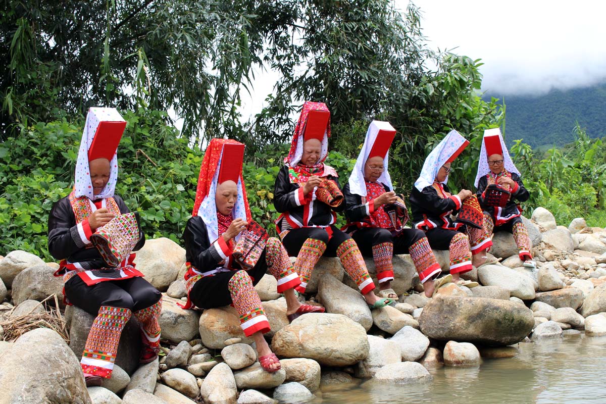 Thêu truyền thống, nét đẹp mang bản sắc văn hóa dân tộc Dao ở Đầm Hà.
