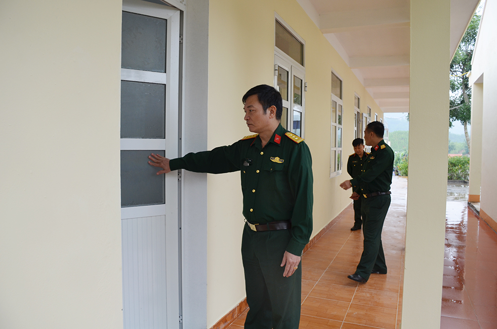 Lãnh đạo Ban Chỉ huy Quân sự huyện Ba Chẽ kiểm tra chất lượng công trình trước khi bàn giao