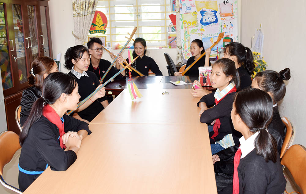 Một buổi sinh hoạt của CLB Hát then, Trường Phổ thông dân tộc nội trú THCS&THPT Tiên Yên.