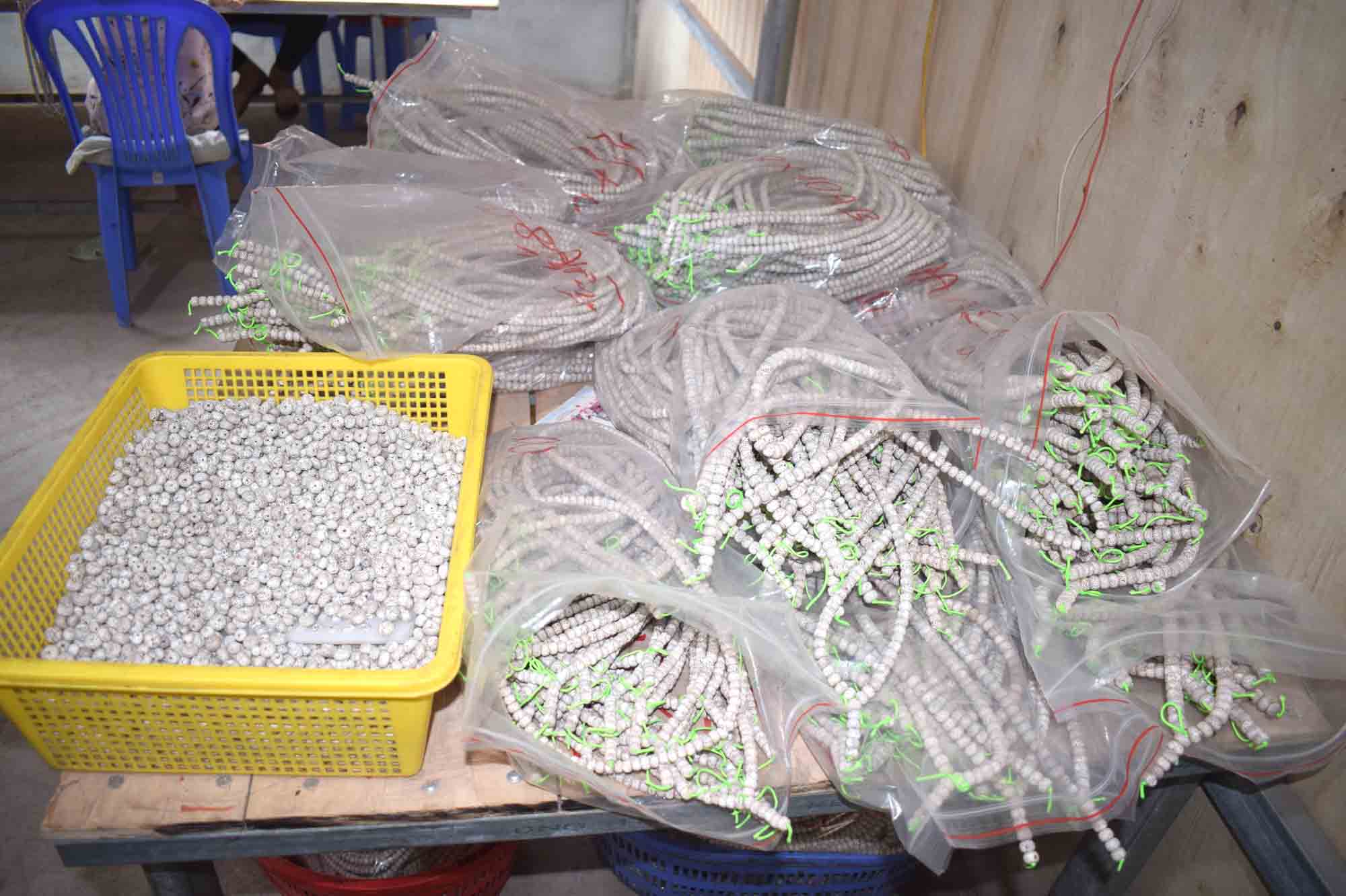 Sản phẩm thô đồ trang sức từ quả mây được chế biến tại HTX Mây tre đan Quảng Sơn