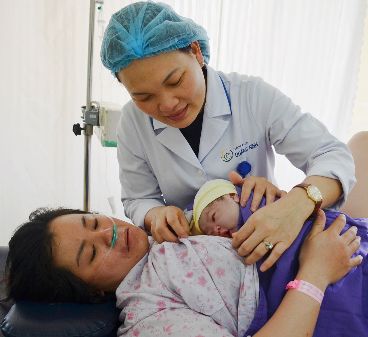 Nữ hộ sinh Đỗ Thị Phượng đang hướng dẫn cho sản phụ chăm sóc trẻ sơ sinh.