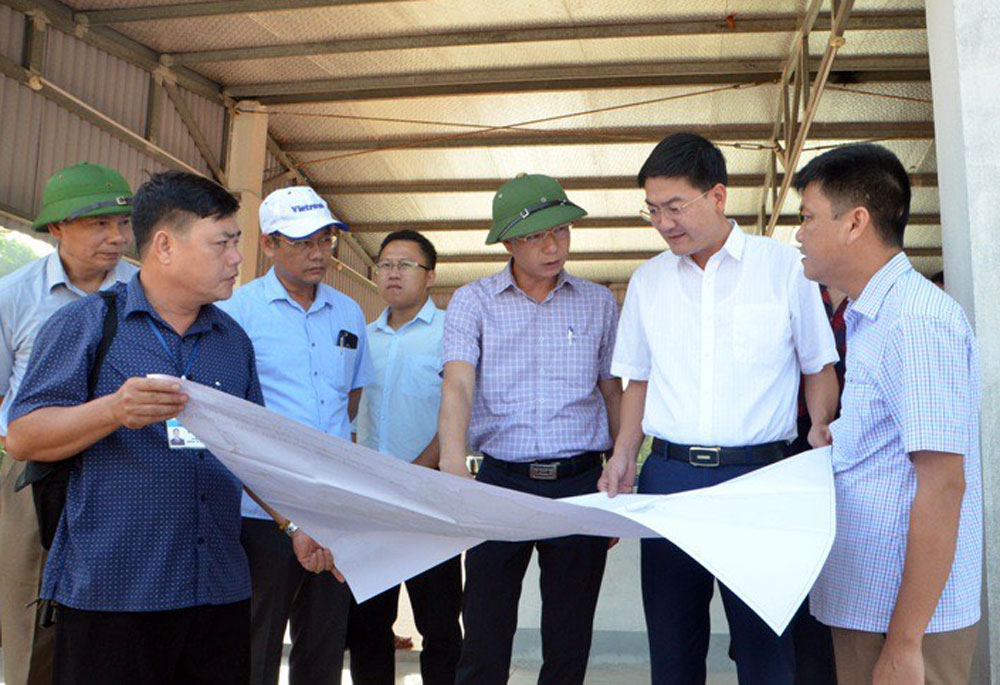 Đồng chí Lê Văn Ánh, Bí thư Thành ủy Móng Cái kiểm tra tình hình thực hiện các quy hoạch nuôi trồng thủy sản trên địa bàn thành phố.