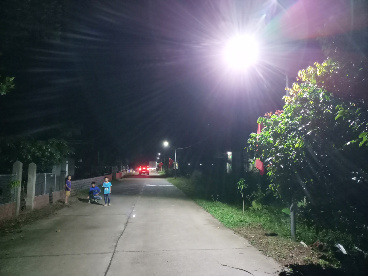 Thắp sáng đường quê được triển khai có hiệu quả. Ảnh: tuyến điện chiếu sáng thôn Thán Phún Xã, xã Hải Sơn.