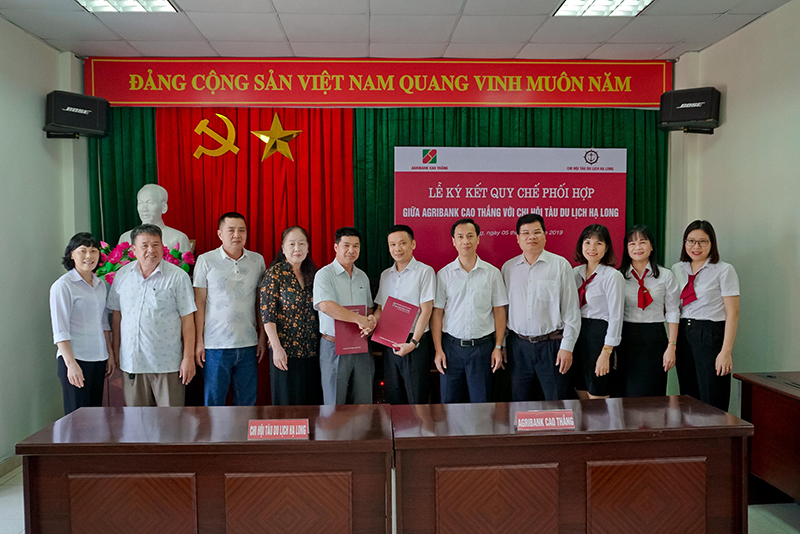 Agribank chi nhánh Cao Thắng (TP Hạ Long) và Chi hội Tàu du lịch Hạ Long ký kết chương trình phối hợp.