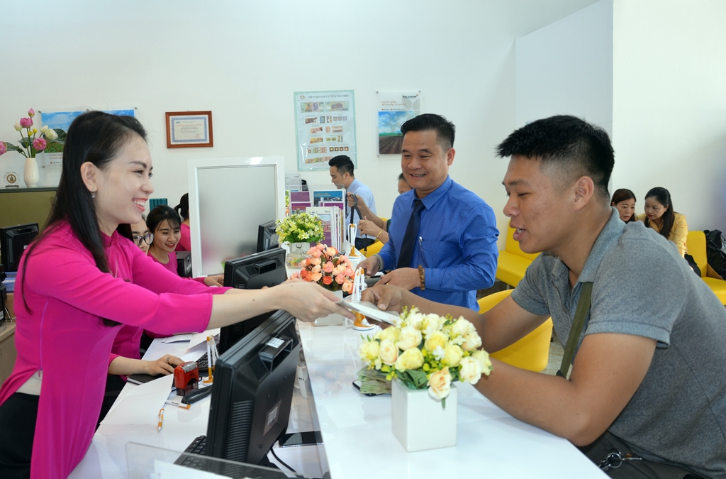 Khách hàng đến giao dịch tại trụ sở mới của Ngân hàng Bắc Á tại Quảng Ninh.
