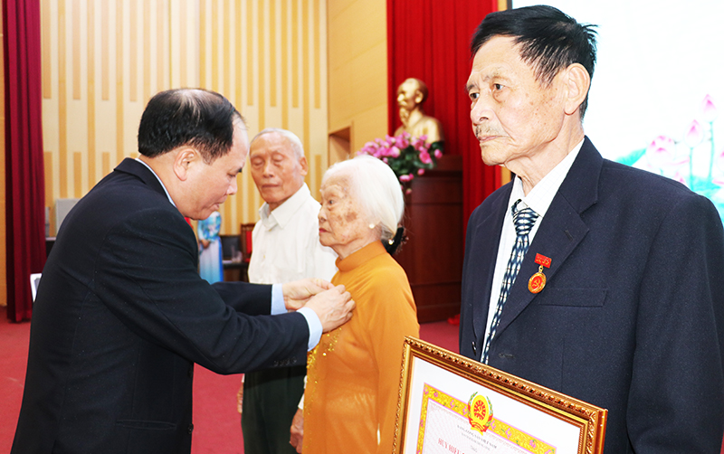 Đồng chí Trần Văn Lâm, Bí thư Thành ủy trao Huy hiệu 55 tuổi Đảng cho các đảng viên