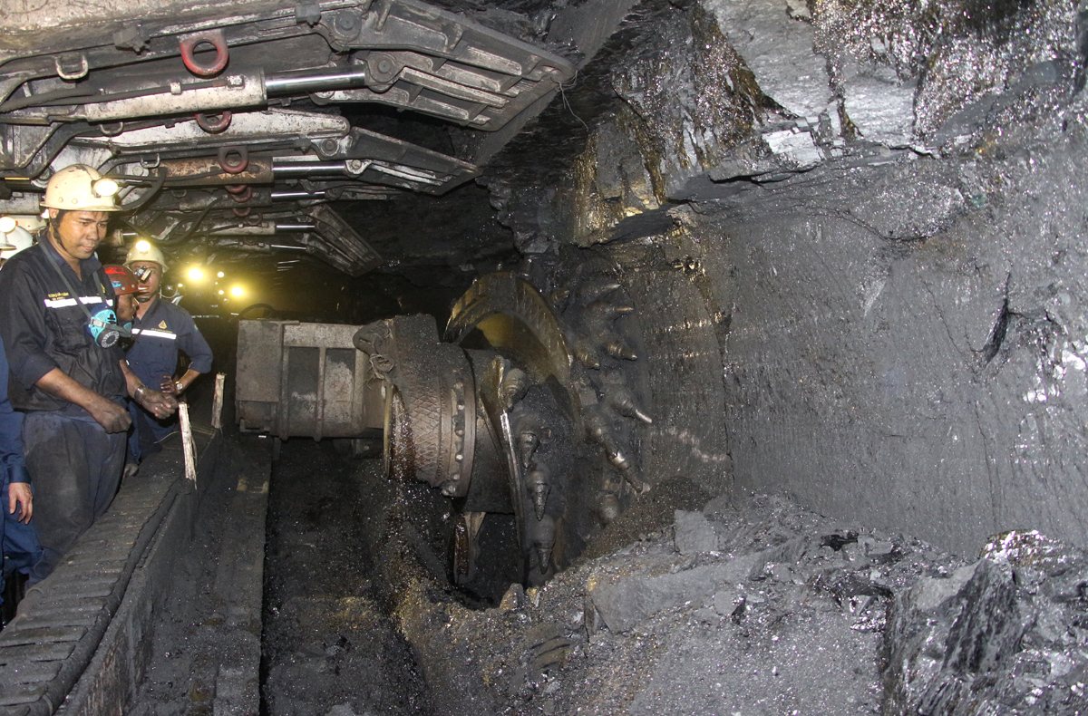 Hoạt động khai thác than trong hầm lò của Công ty CP Than Hà Lầm. Ảnh: Mạnh Trường