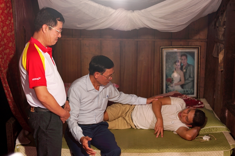 Anh Lâm Văn Bảo (Con trai ông Lâm Văn Phát) bị khuyết tật vận động, trong ngôi nhà gỗ cũ nát