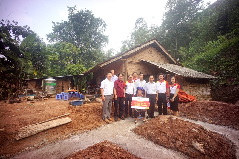 HBBank Quảng Ninh trao tiền hỗ trợ xây nhà cho bà Chìu Kim Tuyến