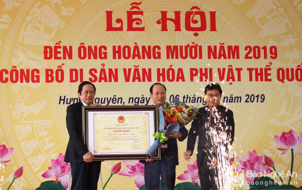 Đại diện Bộ Văn hóa, Thể thao và Du lịch trao Bằng công nhận Lễ hội Đền Hoàng Mười là Di sản văn hóa phi vật thể Quốc gia.