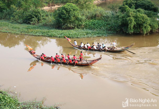 Hội đua thuyền trên sông Mộc là điểm nhấn quan trọng trong lễ hội.