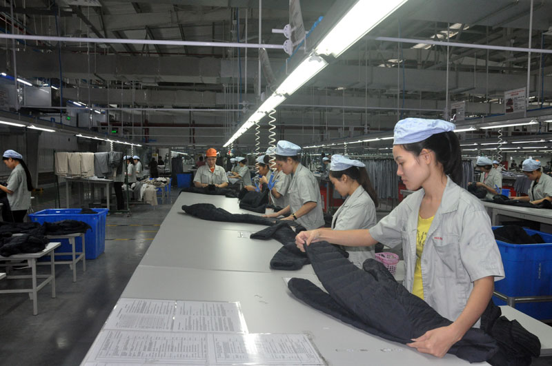 Sản xuất quần áo tại Công ty TNHH May mặc Hoa Lợi Đạt Việt Nam (Khu công nghiệp Cảng biển Hải Hà).