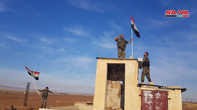 Quân đội Syria cắm cờ ở Rumailan. Ảnh: SANA