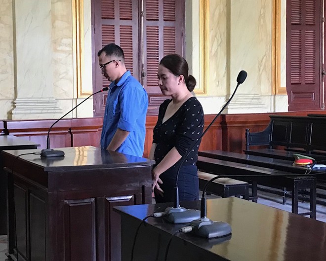 Nguyễn Phạm Gia Thọ và chị dâu đang nghe tòa tuyên án