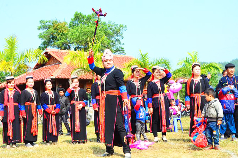 Người Dao Thanh Y Bằng cả tham gia trò chơi ném còn trong hội làng Bằng Cả. Ảnh Thanh Loan