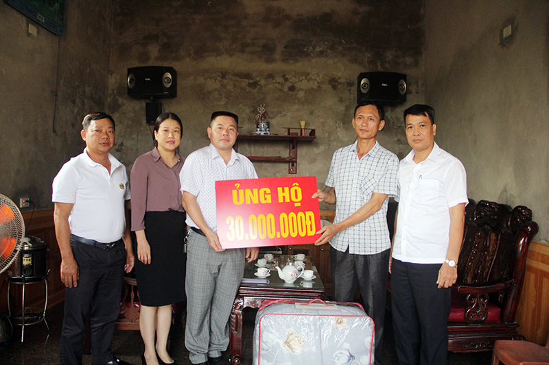 Hội những người con quê hương xã Tân Việt hiện đang sinh sống tại TP Hạ Long trao số tiền 30 triệu đồng ủng hộ cho gia đình ông Đinh Văn Chính 